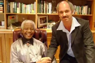 El carcelero de Mandela: Fue mi prisionero, mi amigo, mi presidente y mi padre