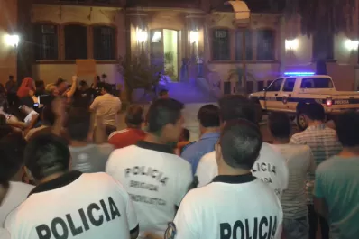 Policías de La Rioja consiguieron un aumento, después de una noche de protesta