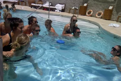 Las Black Sticks pasaron la tarde en la pileta