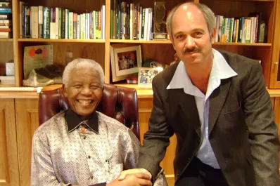 El carcelero de Mandela: Fue mi prisionero, mi amigo, mi presidente y mi padre