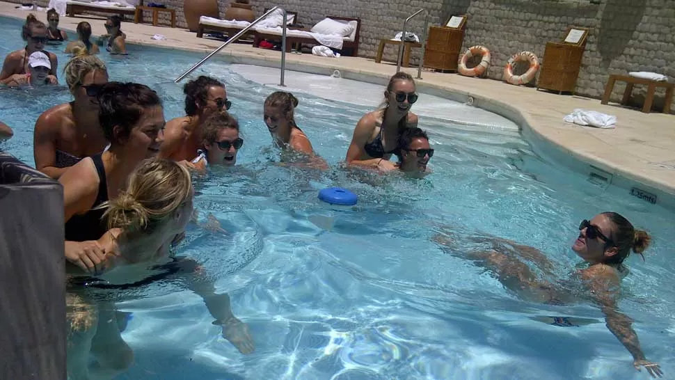 ¡QUE CALOR! Las chicas se distrajeron jugando en el agua. FOTO GENTILEZA PRENSA HOTEL HILTON
