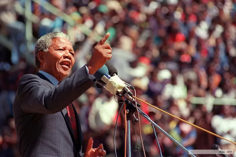 RECUERDO. Nelson Mandela habla ante una multitud. FOTO TOMADA DE TELAM.COM.AR