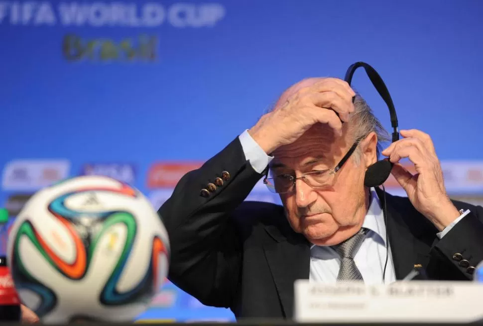 ENVUELTO EN LLAMAS. Blatter no pudo responder varias de las preguntas que le hicieron. 