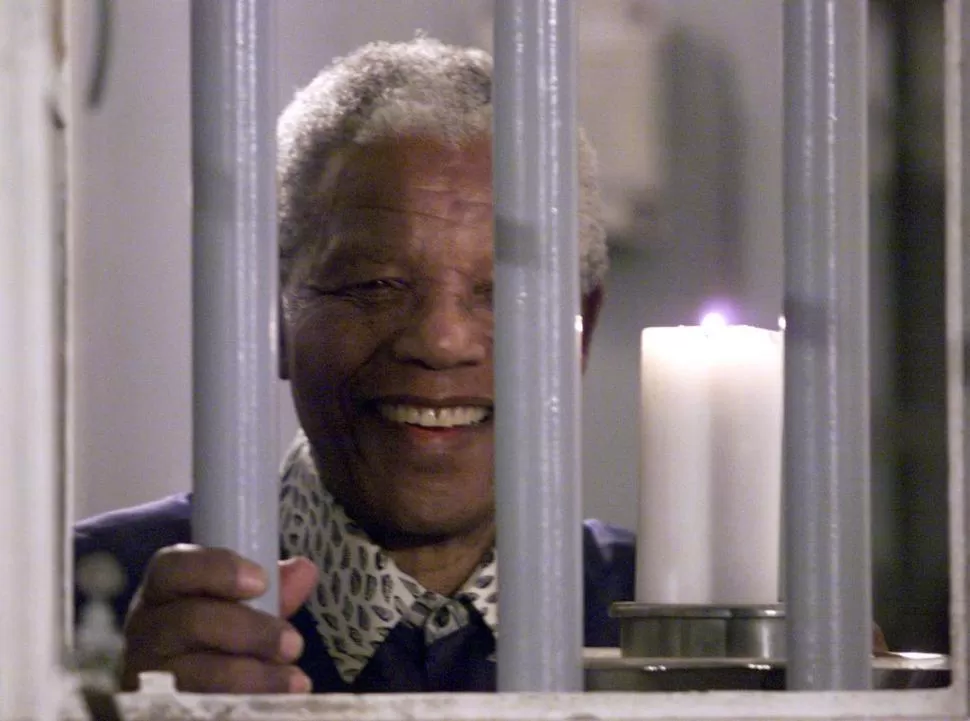 EN ROBBEN ISLAND. Mandela volvió en 1999 a la prisión donde estuvo detenido.  
