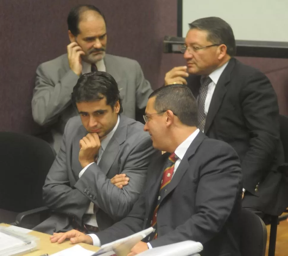 CULPABLE. El ex comisario Domínguez (atrás, derecha) había sido absuelto pero la Corte lo condenó por encubrimiento. la gaceta / FOTO DE ANTONIO FERRONI (ARCHIVO)