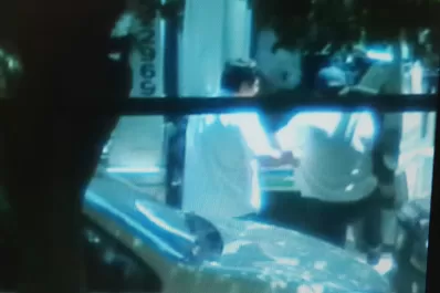 ¿Qué le entrega este hombre al inspector municipal?