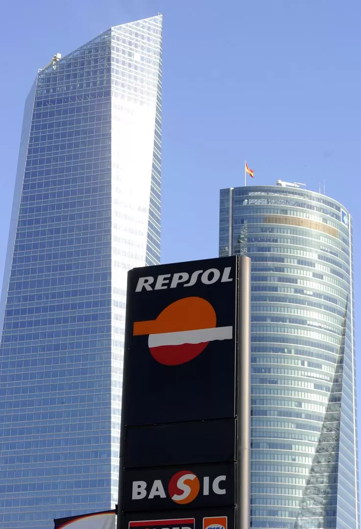 MONTO. Repsol recibirá una indemnización del Gobierno argentino de 5.000 millones de dólares en bonos. afp (archivo)