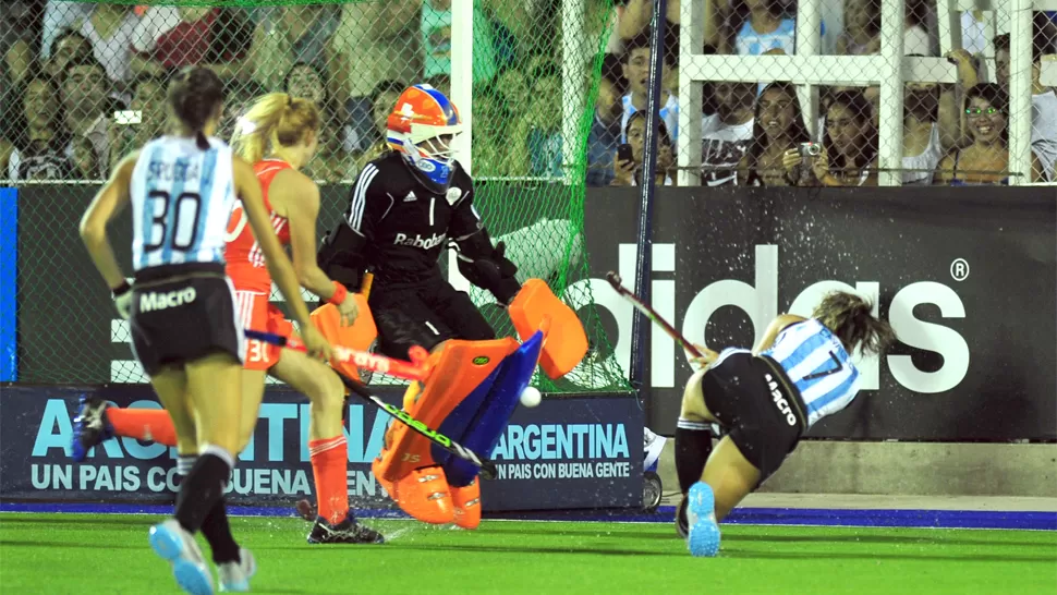 DEJARON TODO. Las argentinas no pudieron ante las holandesas, que mostraron todo su potencial ofensivo. LA GACETA / FOTO DE DIEGO ARÁOZ