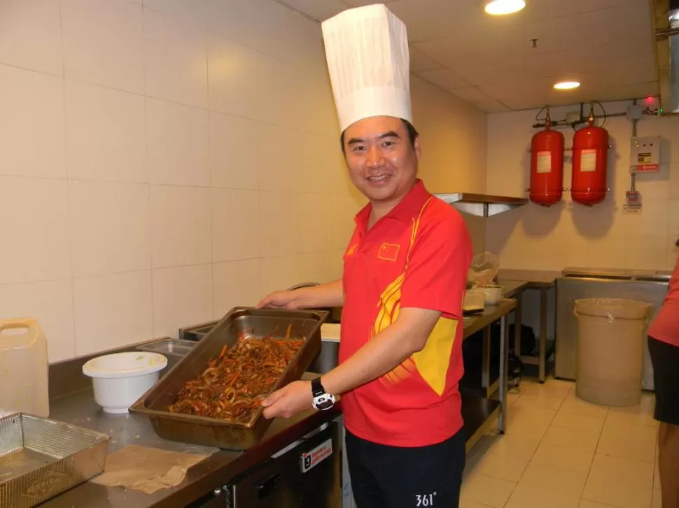 LISTO. Qiao muestra orgulloso el salteado de verduras que preparó. Las jugadoras esperaban ansiosas el plato, que se acabó en cuestión de segundos.