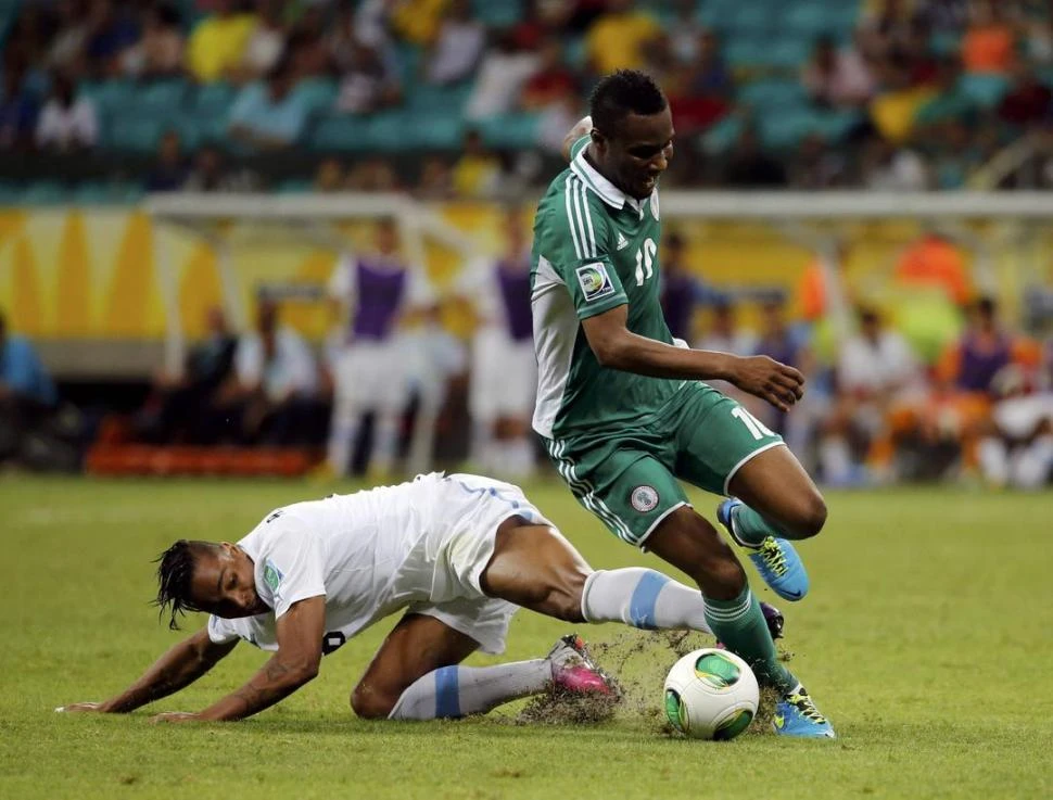 NADIE LO PARA. Mikel es un delantero de cuidado y la carta de gol de Nigeria. 