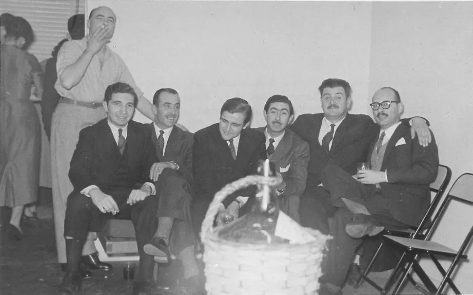 UN TESTIMONIO HISTÓRICO ACERCA DE POESÍA BUENOS AIRES. En 1954, Jorge Souza, Rodolfo Alonso, Néstor Bondoni, Francisco Urondo, Osmar Bondoni, Edgar Bayley y Raúl Gustavo Gutiérrez. 