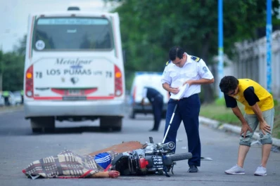 Dos motociclistas fallecieron luego de chocar con dos ómnibus