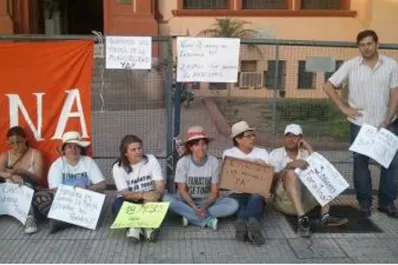 El intendente de Famatina se encadenó a la Casa de Gobierno de La Rioja