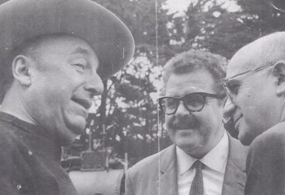 JULIO ARDILES GRAY. Aparece al centro, conversando con Pablo Neruda (de gran sombrero), en la Isla Negra. la gaceta / archivo