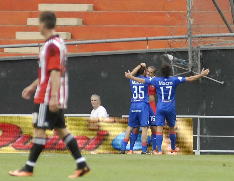 TODOS CON VITTI. El goleador (16) recibe el saludo de sus compañeros de Tigre. 