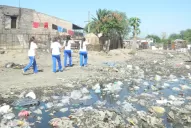 Parados sobre un gran mar de basura