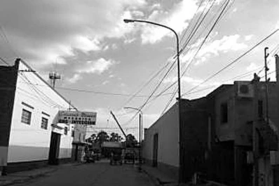 Acorralados por los líquidos cloacales en plena Mate de Luna