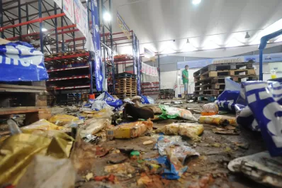 Decenas de personas atacaron una sucursal de Luque de Famaillá