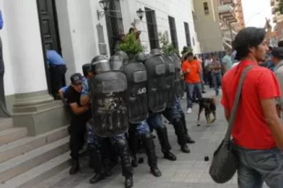 Catamarca: Estatales se enfrentan a policías