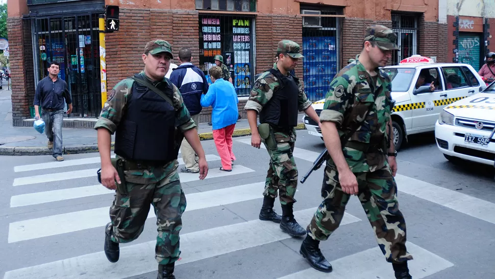 EN LAS CALLES. Unos 350 gendarmes arribaron a Tucumán; son ya 500 efectivos. LA GACETA / FOTO DE ANALÍA JARAMILLO