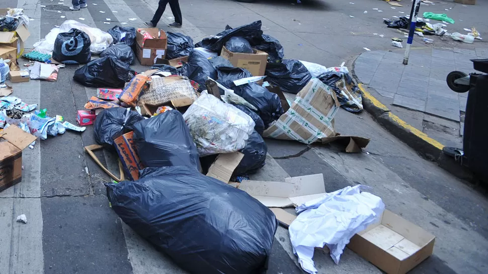 INMUNDAS. Por la inseguridad se suspendió la recolección de basura, que fue utilizada para hacer barricadas hoy. LA GACETA/ FOTO DE DIEGO ARÁOZ
