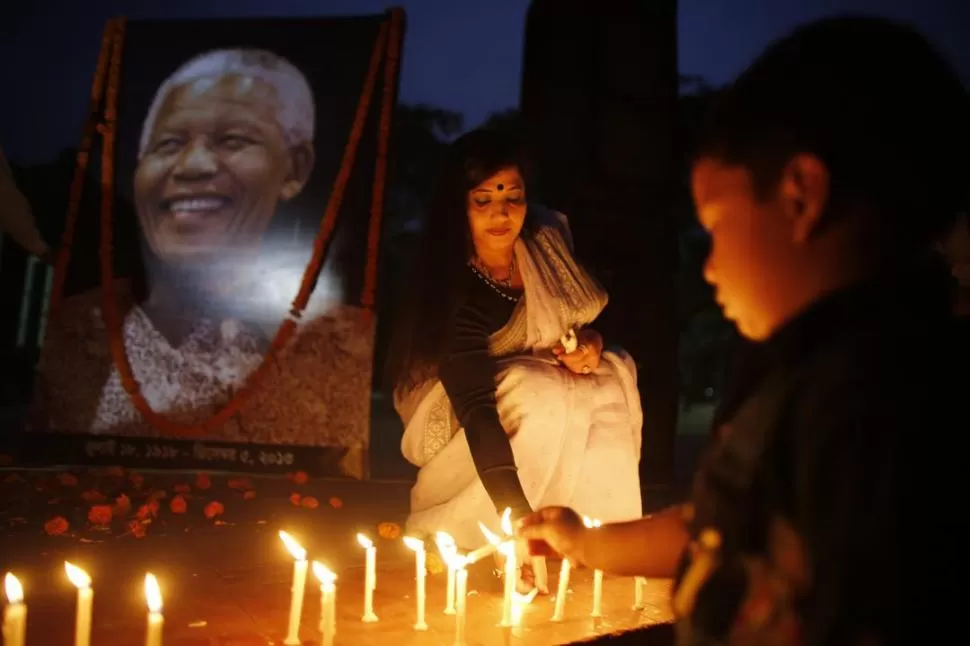 VIGILIA. Prenden velas ante la casa de Mandela, en Johannesburgo. reuters