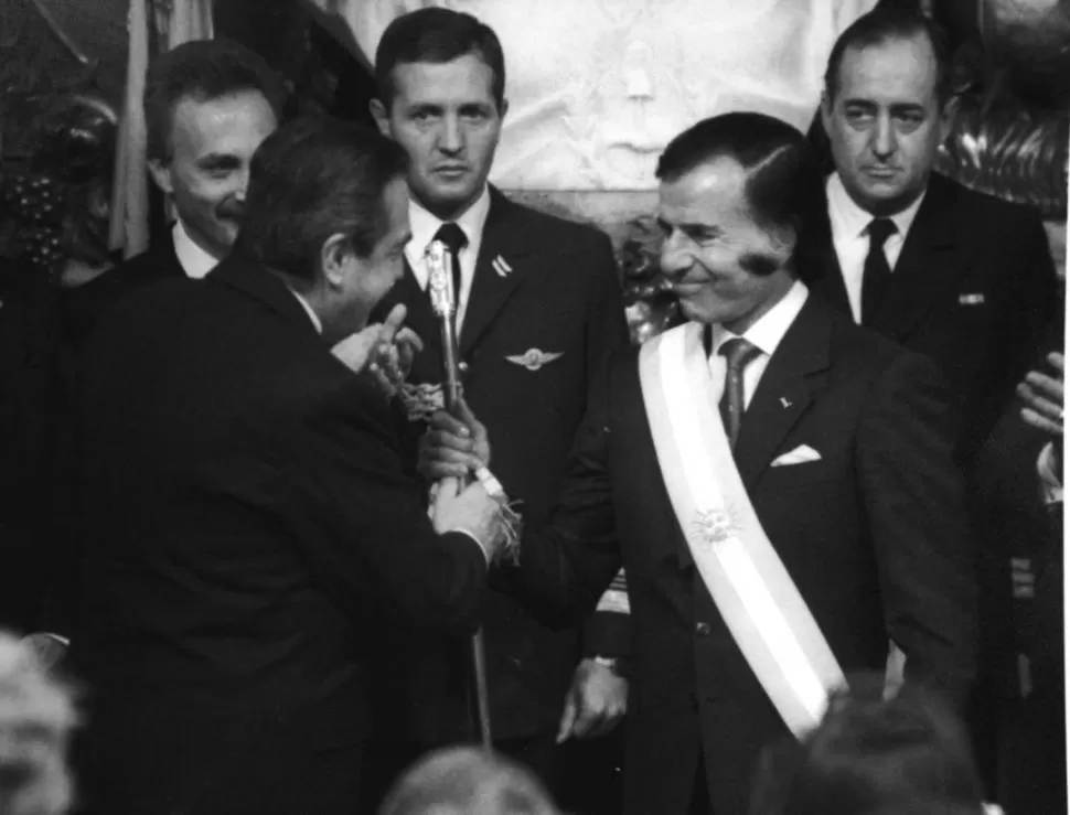 UN SÍMBOLO. Alfonsín entrega el mando a Menem. El pueblo festejó la continuidad del gobierno democrático. dyn (archivo)