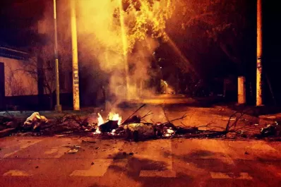 Vecinos apostaron por barricadas, palos y armas para protegerse