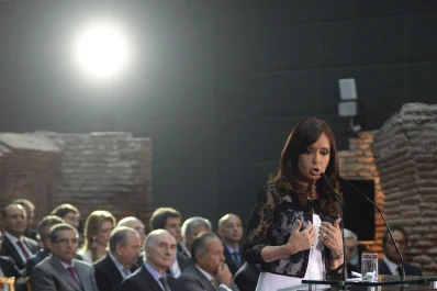 La Presidenta reivindicó la democracia ante los violentos