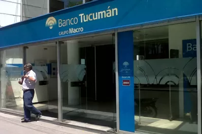 Con algunas restricciones, los bancos atienden al público
