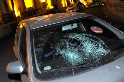 Manifestantes rompieron cuatro autos del Gobierno