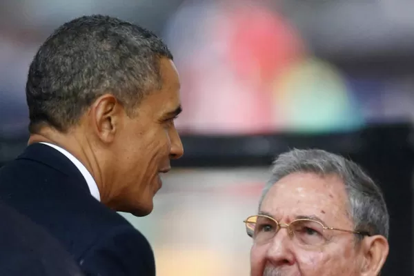 Simbólico apretón de mano entre Obama y Castro