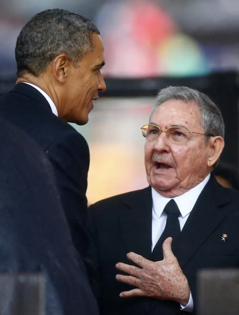 SALUDO. Obama y Raúl Castro compartieron unos minutos. reuters