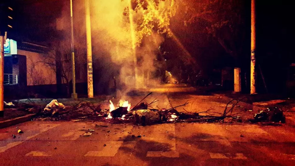 PASO CERRADO. Las barricadas coparon Tucumán, especialmente por las noches.  LA GACETA / FOTO DE MIGUEL VELARDEZ VÍA MÓVIL