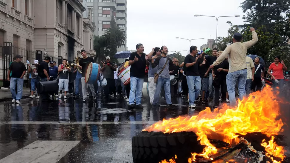 PROTESTA. Los policías de Jujuy acordaron un aumento de sueldo y levantaron la medida. DYN