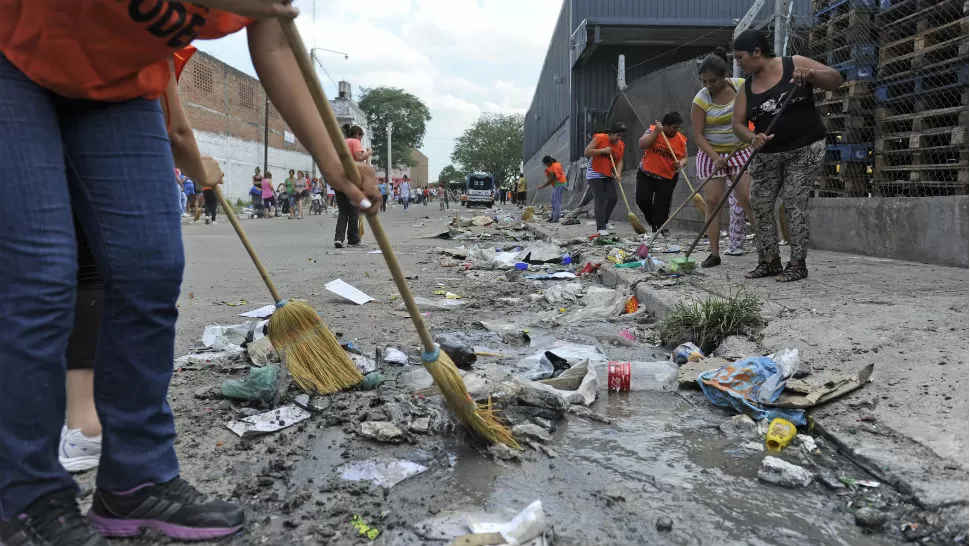 AYUDA. La gente se llegó hasta Chango Más y colaboró con la limpieza LA GACETA / FOTO DE JUAN PABLO SÁNCHEZ NOLI