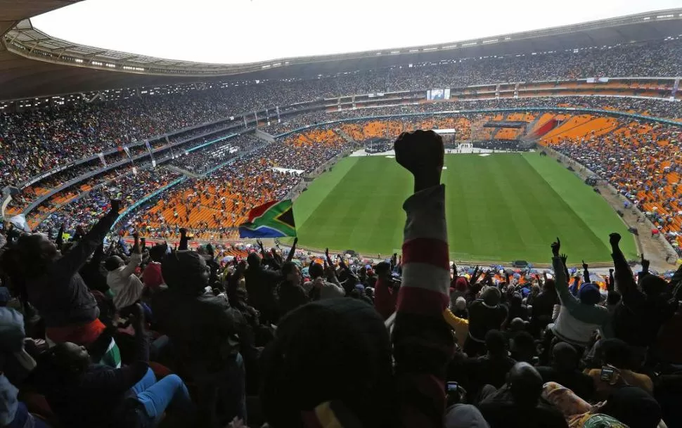 MASIVA CONCURRENCIA. Miles de sudafricanos se reunieron en un estadio de Johannesburgo para dar el último adiós a Nelson Mandela. reuters