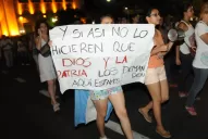 Pancartas con insultos y con mensajes de paz