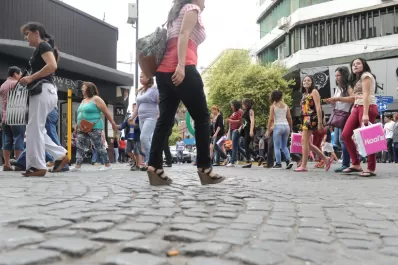 El microcentro recupera su ritmo y el flujo de transeúntes tras los desmanes