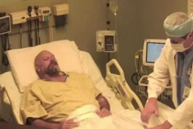 Se emborrachó y le hicieron creer que estuvo 10 años en coma