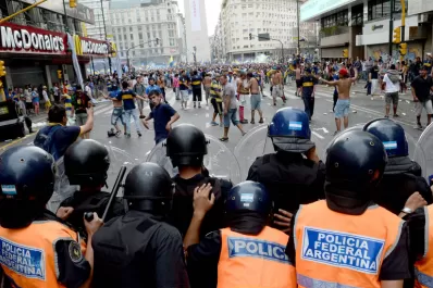 Un enfrentamiento entre hinchas de Boca y policías dejó cinco heridos