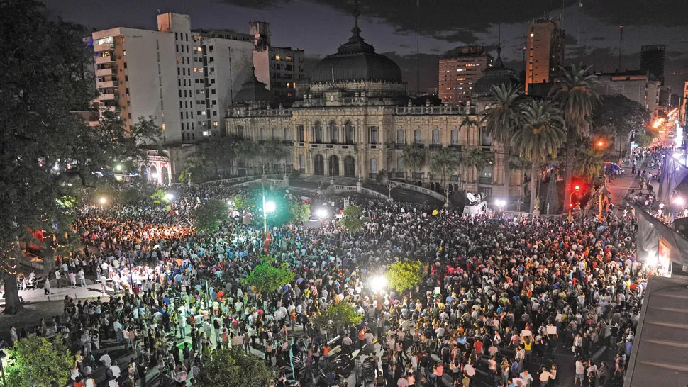 HARTAZGO. A partir de las 20, la plaza Independencia comenzó a poblarse de ciudadanos; concurrieron familias y jóvenes para reprochar la protesta de la Policía.
 LA GACETA/ FOTO DE JUAN PABLO SÁNCHEZ NOLI