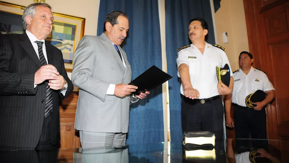 ASUNCIÓN. El gobernador Alperovich le toma juramento al comisario Bustamante, acompañado por el ministro Gassenbauer; detrás, el subjefe Rojas. PRENSA Y DIFUSIÓN