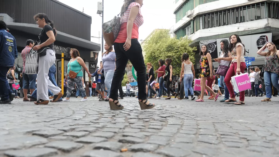 MOVIMIENTO. Los peatones volvieron en gran número a las peatonales del microcentro. LA GACETA / FOTO DE FRANCO VERA