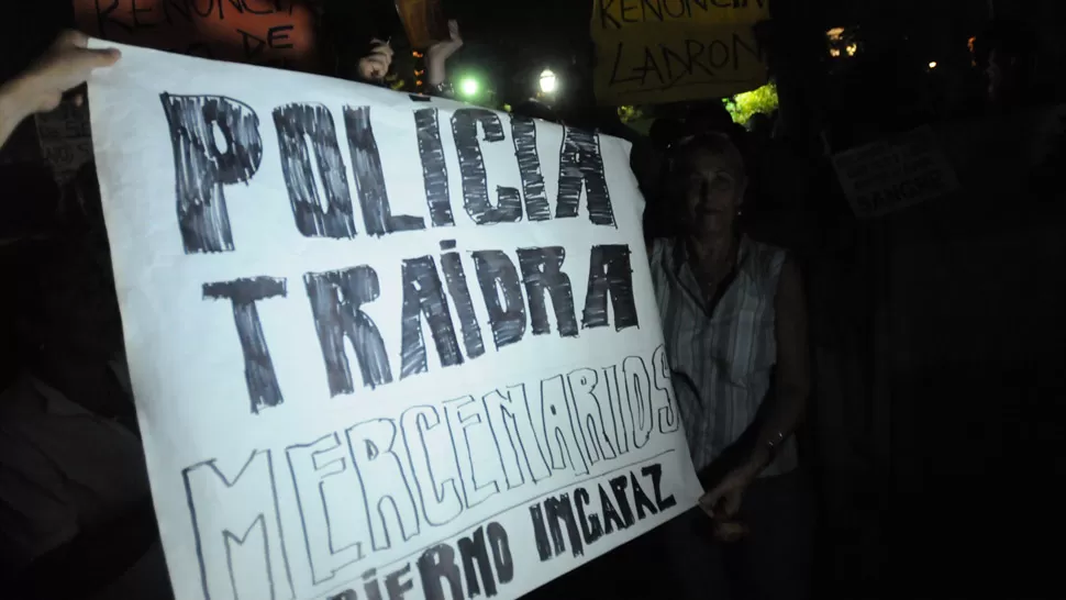 REPUDIO. Anoche, una multitud repudió en la plaza Independencia al gobierno y a la policía. LA GACETA / INES QUINTEROS ORIO