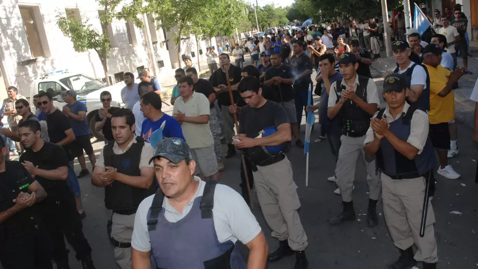 CON UNIFORME. Los policías pampeanos volvieron a marchar ayer a la tarde por las calles de Santa Rosa. foto gentileza de El Diario de La Pampa