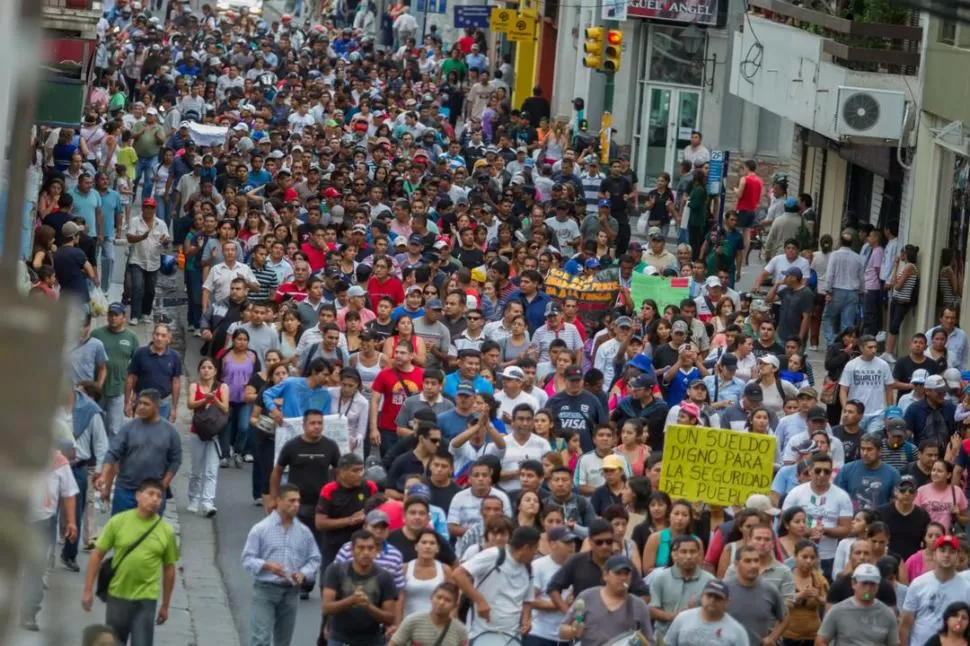 UNIDAD. Los agentes y sus familiares se manifestaron en las calles salteñas. foto gentileza diario El Tribuno de salta