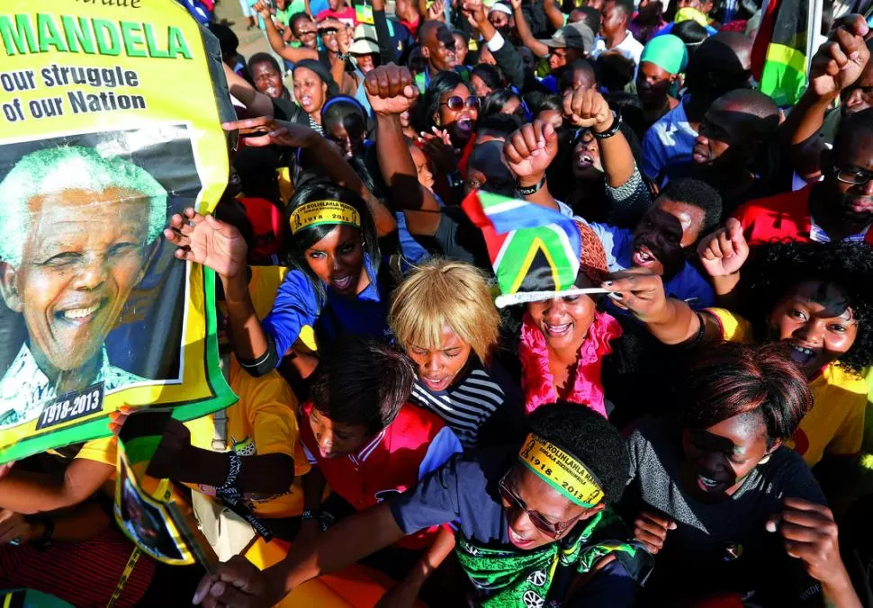 HOMENAJE. Miles de sudafricanos gritan consignas en favor de Mandela por las calles de la capital, Pretoria. reuters