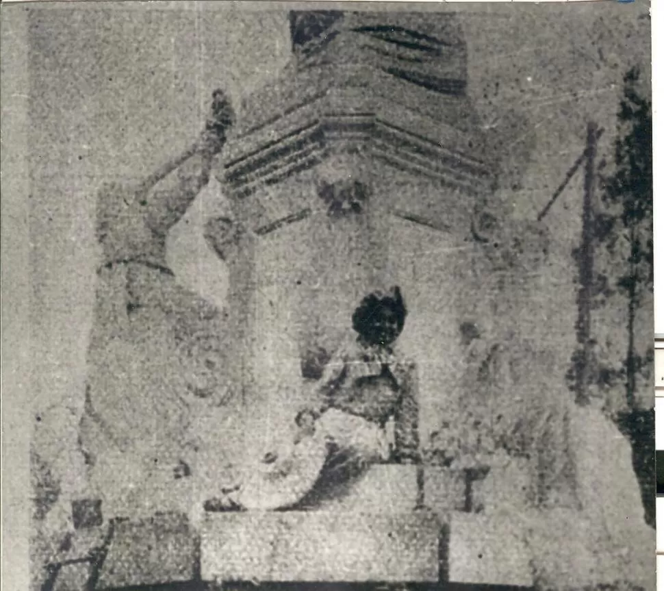 LOLA MORA. Borrosa fotografía de 1904, donde la artista tucumana posa al pie de su monumento a Alberdi. la gaceta / archivo