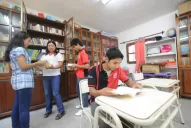 Cambian libros por flores para abrir una biblioteca en el pueblo